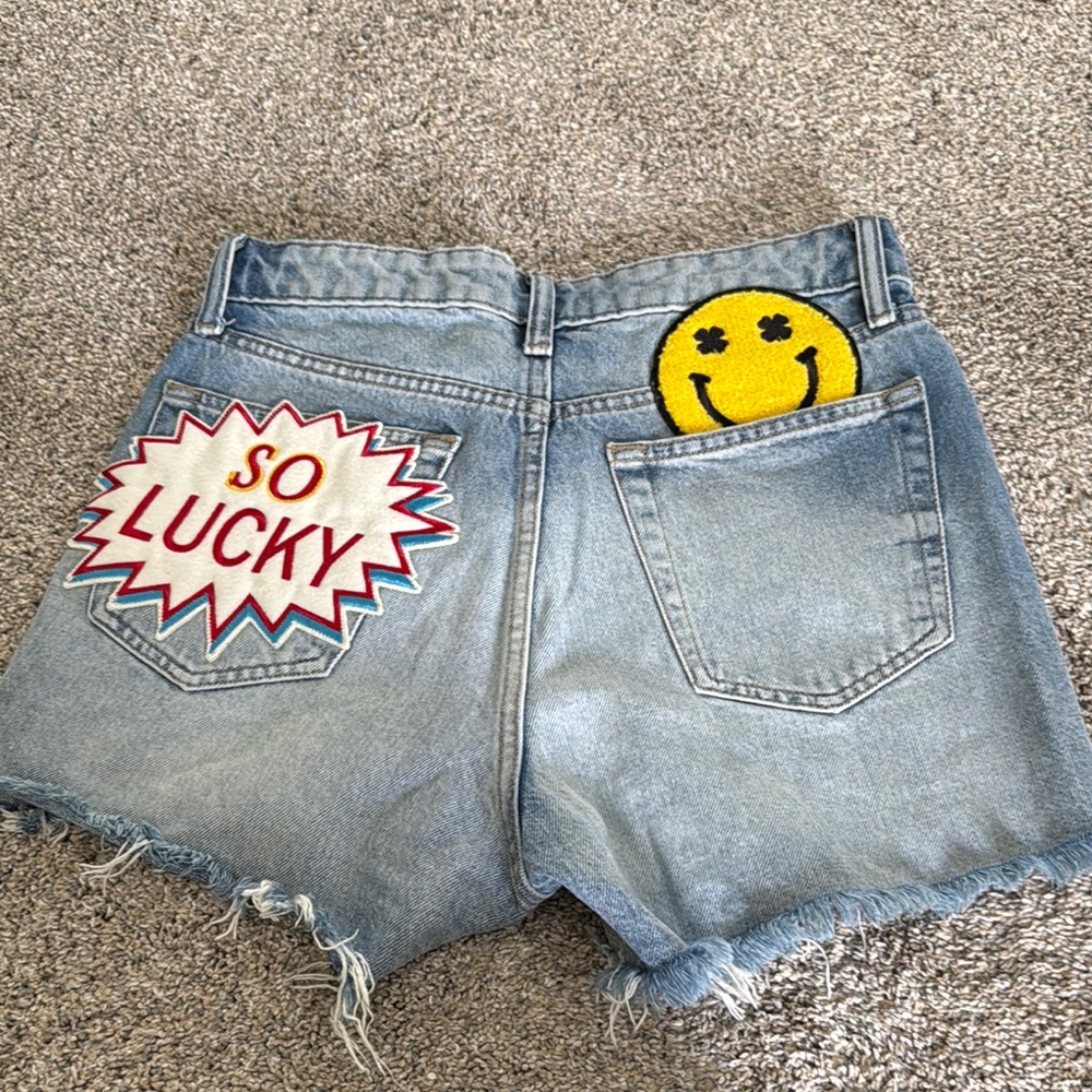 Blue Jean Shorts with Distressed Hem and High-Waisted Fit